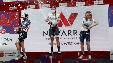 Arlenis Sierra posa junto a Ruth Winder y Annemiek Van Vleuten en el podio de la Navarra Women's Elite Classics 2021.