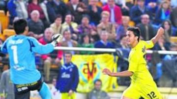 <b>DE CABEZA. </b>Los dos goles de Nilmar llegaron ayer por arriba. En el segundo, sorprendió a Justo Villar con una vaselina.