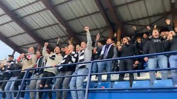 Surrealista: 200 aficionados del Eintracht animando en un partido de Segunda RFEF en Barcelona