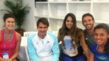 Mar&iacute;a Paz D&iacute;az y Macarena Cabrillana junto a Roger Federer