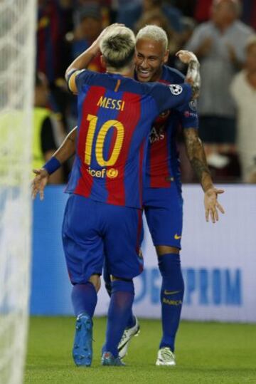 Messi y Neymar celebran el 2-0. 