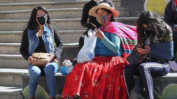 Una mujer aimara vende tapabocas con dise&ntilde;os de tela de aguayo andino el 19 de junio de 2020 en una plaza c&eacute;ntrica de La Paz. EFE/Mart&iacute;n Alipaz/Archivo
