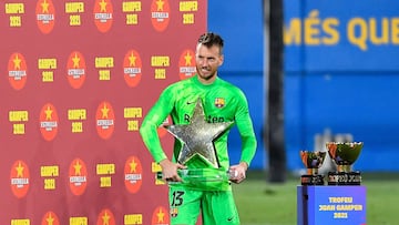 El portero brasileño del Barcelona, Neto, recibe su premio de "estrella del partido" al finalizar el 56 ° partido amistoso del Trofeo Joan Gamper entre el Barcelona y la Juventus