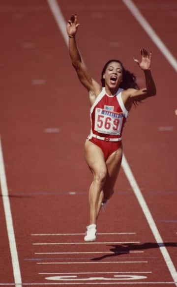 Florence Griffith-Joyner también logró el récord en los 200 metros lisos en el mismo año (1988) que conseguiría el récord de los 100 metros lisos. En esta categoría la estadounidense consiguió un tiempo de 21,34.