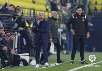 José Alberto, entrenador del Racing, y Miguel Álvarez, del Villarreal B, en La Cerámica.