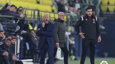 José Alberto, entrenador del Racing, y Miguel Álvarez, del Villarreal B, en La Cerámica.