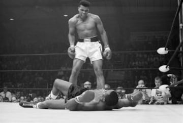 Acaso, el deportista más épico de los tiempos. Un genio con los guantes, pero también sin ellos. Picaba como abeja y bailaba como mariposa. Ganó la medalla de oro en los Juegos Olímpicos de Roma 1960 bajo el nombre de Cassius Clay; pasó al profesionalismo, se convirtió al islamismo, protagonizó batallas épicas con Joe Fraizer y George Foreman, los momentos cumbres del deporte del Siglo XX. Su récord terminó en 56 victorias y cinco derrotas, la más recordada ante Frazier en "The Fight of the Century''. En 1990, fue ingresado al Salón de la Fama. Su activismo político y profunda conciencia social le convirtieron en un símbolo de la lucha por la igualdad y los derechos.