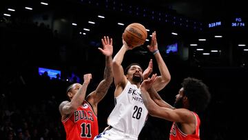 Brooklyn (United States), 09/02/2023.- Brooklyn Nets guard Spencer Dinwiddie (C) looks to put up a shot past a defending Chicago Bulls forward DeMar DeRozan (L) and teammate Chicago Bulls guard Coby White (R) in the second half between the Chicago Bulls and the Brooklyn Nets at the Barclays Center in Brooklyn, New York, USA, 09 February 2023. (Baloncesto, Estados Unidos, Nueva York) EFE/EPA/JASON SZENES SHUTTERSTOCK OUT
