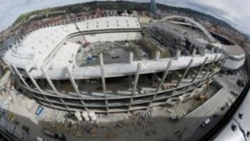 Un jubilado recibe el primer carné del nuevo San Mamés