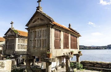 No puede faltar este municipio en cualquier lista de lo pueblos más bonitos de Galicia. Visitado por miles de turistas al año, Combarro cuenta con infinidad de hórreos como los auténticos protagonistas de sus calles. Unas pequeñas construcciones agrícolas que en el pasado eran destinadas a secar, curar y guardar el maíz, así como otros cereales antes de desgranarlos y molerlos. 