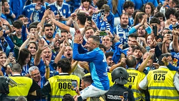 Jugadores y aficionados celebraron el ascenso sobre césped del Carlos Tartiere. En la imagen, Santi Cazorla con los seguidores carbayones.