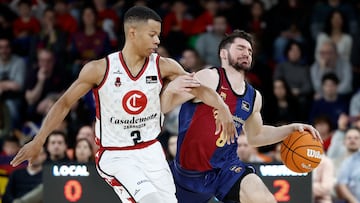 BARCELONA, 23/03/2025.- El escolta del Barcelona Darío Brizuela (d) bota el balón ante el base del Casademont Trae Bell-Haynes (i) durante el partido de la Liga ACB Endesa disputado este domingo en el Palau Blaugrana. EFE/ Andreu Dalmau