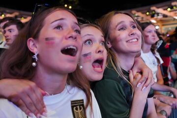 Tres seguidoras alemanas ven el partido del Grupo A entre Alemania y Suiza en la Eurocopa 2024 en una zona de aficionados en Berlín, Alemania. 