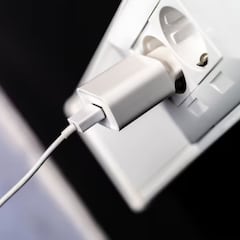 Este es el motivo por el que no debes dejar conectado el cargador de tu teléfono