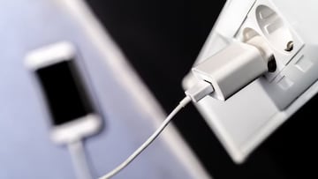 Este es el motivo por el que no debes dejar conectado el cargador de tu teléfono