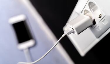 El común error que no debes cometer si se calienta el cargador de tu celular: podría romper tu teléfono