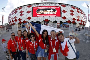 Los hinchas chilenos animaron el ambiente en Moscú