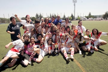 El equipo vallecano ganó su única Copa de la Reina en 2008. En la foto, el equipo celebra el título. 

 