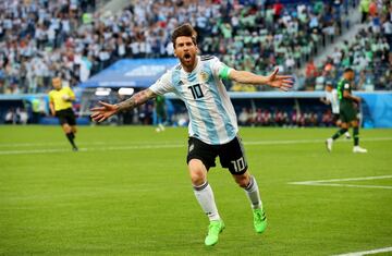 0-1. Leo Messi celebró el primer gol.