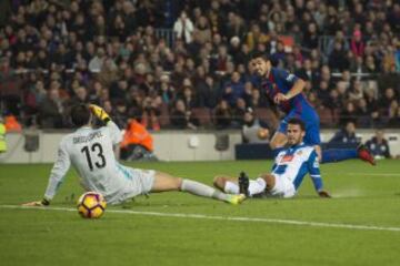 1-0. Luis Suárez anotó el primer tanto. 