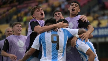 Los jugadores de Argentina celebran el gol de Ruberto.