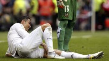Cristiano se queja del golpe en el muslo.