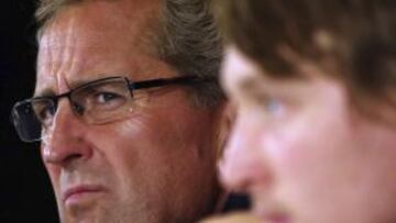 Erik Hamren (i), durante una rueda de prensa en el Estadio Olímpico de Kiev, Ucrania.