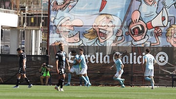 Los jugadores del Celta celebran el 1-0 de Fabricio.