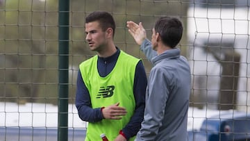 Gorka Guruzeta, con Ziganda, durante un entrenamiento del Athletic Club.