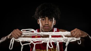 Izan Almansa, pívot de la Selección Sub-19 que ganó el oro mundial y MVP de ese campeonato.