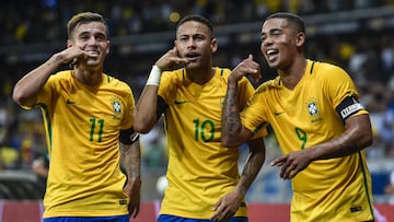 BELO HORIZONTE, BRAZIL - NOVEMBER 10: Philippe Coutinho #11, Neymar #10 and Gabriel Jesus #9 of Brazil celebrates a scored goal against Argentina during a match between Brazil and Argentina as part 2018 FIFA World Cup Russia Qualifier at Mineirao stadium on November 10, 2016 in Belo Horizonte, Brazil. (Photo by Pedro Vilela/Getty Images)