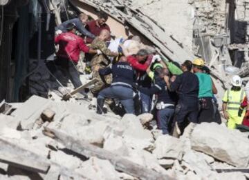 ITA60 AMATRICE (ITALIA) 24/08/2016.- Un hombre herido (c) es rescatado por los equipos de emergencia de Amatrice, en el centro de Italia, hoy, 24 de agosto de 2016. Al menos 38 personas han muerto y decenas se encuentran desaparecidas a causa del terremoto de 6,0 grados de magnitud en la escala abierta de Richter que ha sacudido el centro de Italia en la madrugada de hoy, informó la Protección Civil italiana. EFE/Massimo Percossi