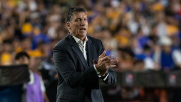 AME1108. MONTERREY (MÉXICO), 13/04/2023.- Robert Dante Siboldi, entrenador de Tigres, en acción ante Motagua de Honduras hoy, durante el partido de vuelta correspondiente a los cuartos de final de la liga de campeones de la CONCACAF, en el estadio Universitario de la ciudad de Monterrey (México). EFE/Miguel Sierra