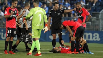 Aitor Sanz, jugador del CD Tenerife, recice un golpe durante el primer partido de LaLiga SmartBank 2021/2022 y es atentido por los servicios m&eacute;dicos.