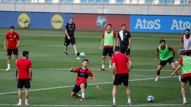 Tbilisi (Georgia), 07/09/2023.- Georgia national team soccer players warm up during a training session for the UEFA Euro 2024 qualifying stage, in Tbilisi, Georgia, 07 September 2023. Georgia will play against Spain on 08 September in the UEFA EURO 2024 qualifiers. (España) EFE/EPA/DAVID MDZINARISHVILI