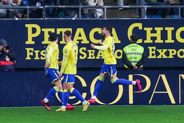 El Cádiz sabe sufrir y vuelve al playoff