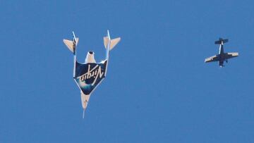 La aerol&iacute;nea espacial Virgin Gal&aacute;ctic en uno de sus vuelos de prueba llevando al multimillonario Richard Branson a bordo. 