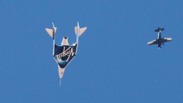 La aerolínea espacial Virgin Galáctic en uno de sus vuelos de prueba llevando al multimillonario Richard Branson a bordo.