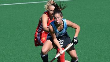 La seleccion femenina argentina de hockey hierba en el partido ante Inglaterra.