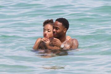 El jugador del Manchester City disfruta con su familia y amigos de unos días de vacaciones en la Costa Azul antes del partido de Champions ante el Madrid.