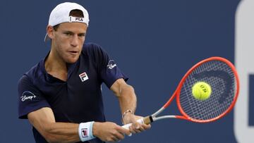 Diego Schwartzman devuelve una bola durante su partido ante Sebastian Korda en el Miami Open en Miami Gardens, Florida.