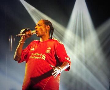 El rapero ha mostrado su cariño por Liverpool en diversas ocasiones, incluso sale a los conciertos vistiendo el jersey.