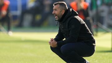 BARCELONA (ESPAÑA), 30/11/2024.- El entrenador de Las Palmas, Diego Martínez Penas durante el partido de LaLiga disputado en el Estadio Olímpico Lluís Companys en Barcelona este sábado. EFE/Enric Fontcuberta
