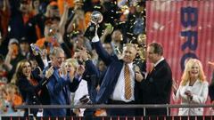 John Elway, general manager de Denver Broncos, con el trofeo Vince Lombardi.