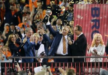 John Elway, general manager de Denver Broncos, con el trofeo Vince Lombardi.