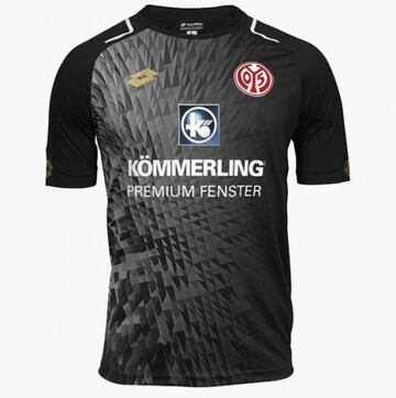 Es el tercer jersey del equipo.
Esta camiseta se convierte en una de las más feas del mundo por su efecto de 3D.