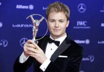 El piloto alemán de Fórmula Uno Nico Rosberg posa con el premio al 'Revelación del año' al que le fue concedido durante los Premios Laureus en Mónaco