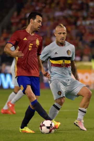 Radja Nainggolan y Sergio Busquets.