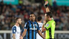 BERGAMO, ITALY - OCTOBER 23: Luis Muriel of Atalanta BC is yellow carded during the Serie A match between Atalanta BC and SS Lazio at Gewiss Stadium on October 23, 2022 in Bergamo, Italy. (Photo by Emilio Andreoli/Getty Images)