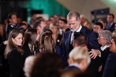 El rey Felipe VI saluda a los familiares de las víctimas de las inundaciones en Valencia durante el funeral de Estado que conmemora el primer aniversario de la catástrofe.